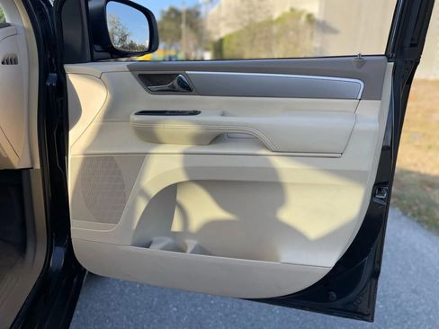 Used 2010 Volkswagen Routan SEL FWD image 38