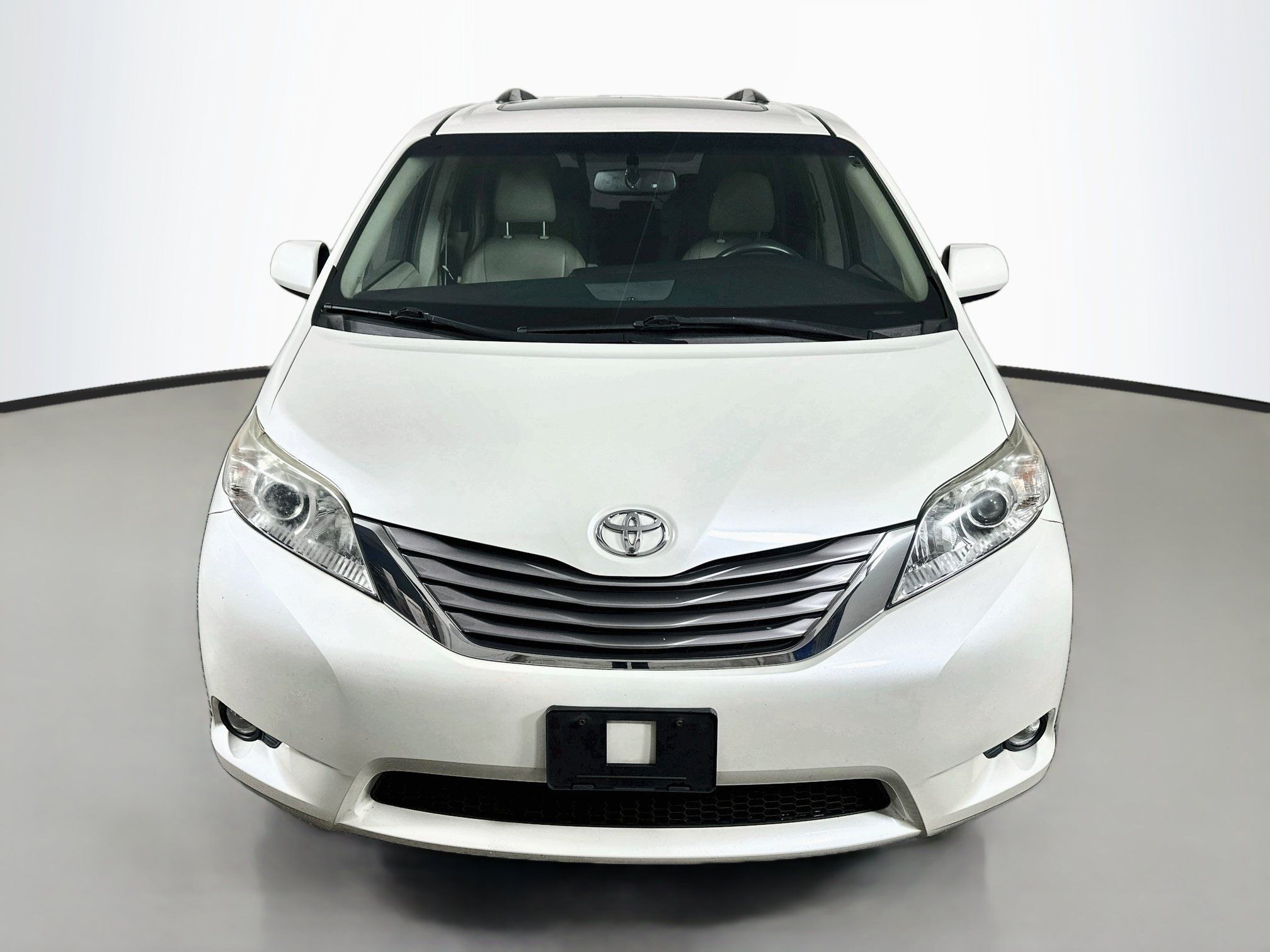 Used 2017 Toyota Sienna XLE Premium FWD image 2
