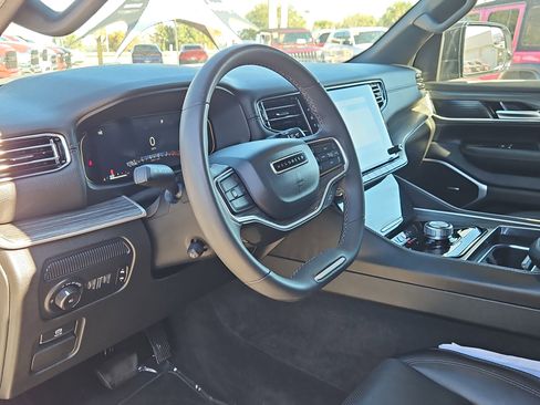 Used 2023 Jeep Wagoneer L Series III image 12