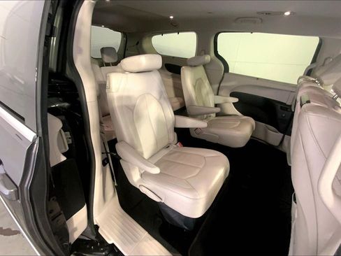 Used 2017 Chrysler Pacifica Touring-L Plus FWD image 23