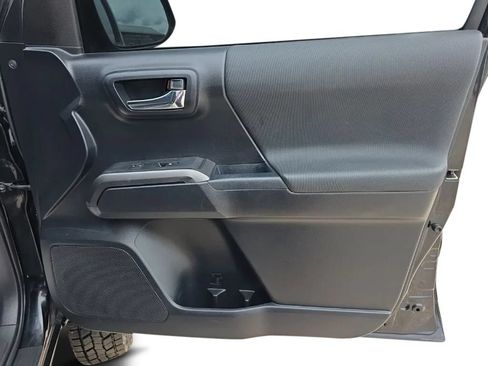 Used 2018 Toyota Tacoma TRD Off-Road AWD/4WD image 19