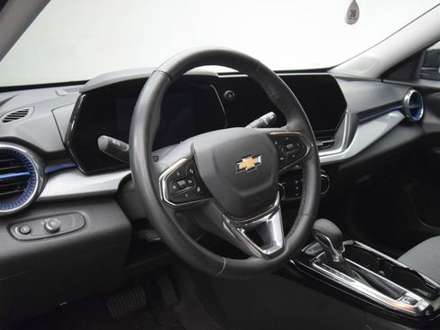 Used 2025 Chevrolet Trax LT w/ LT Convenience Package FWD image 13