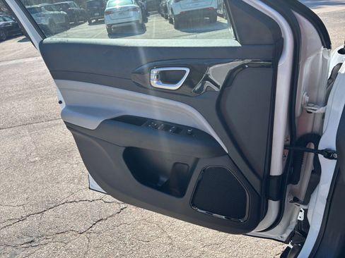 Used 2025 Jeep Compass Limited image 18