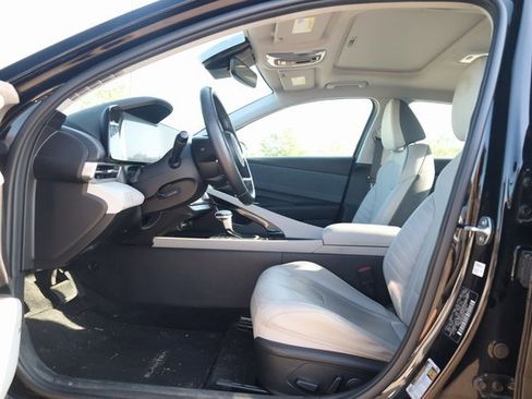 Used 2023 Hyundai Elantra Limited image 11