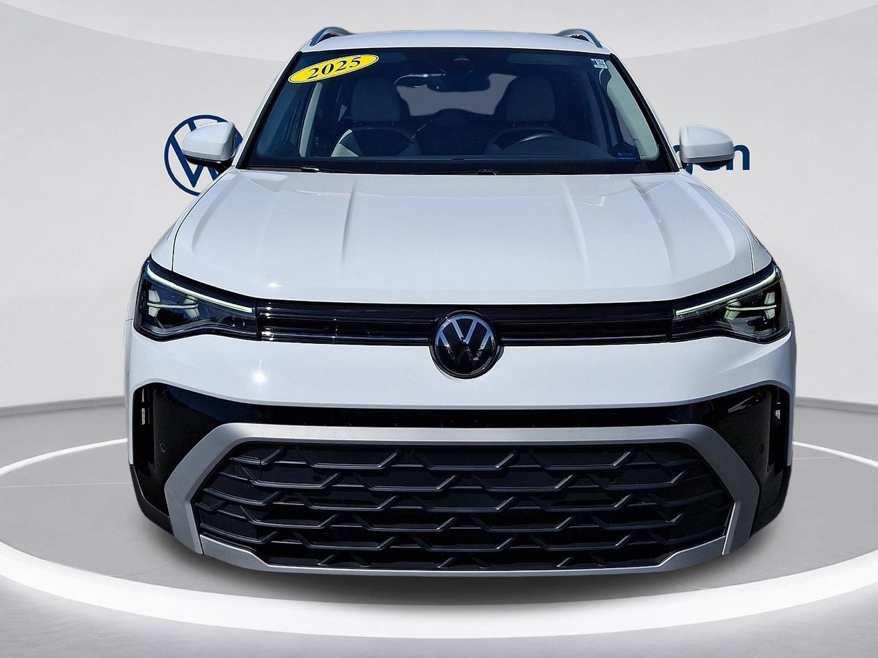 Used 2025 Volkswagen Taos SE FWD image 2