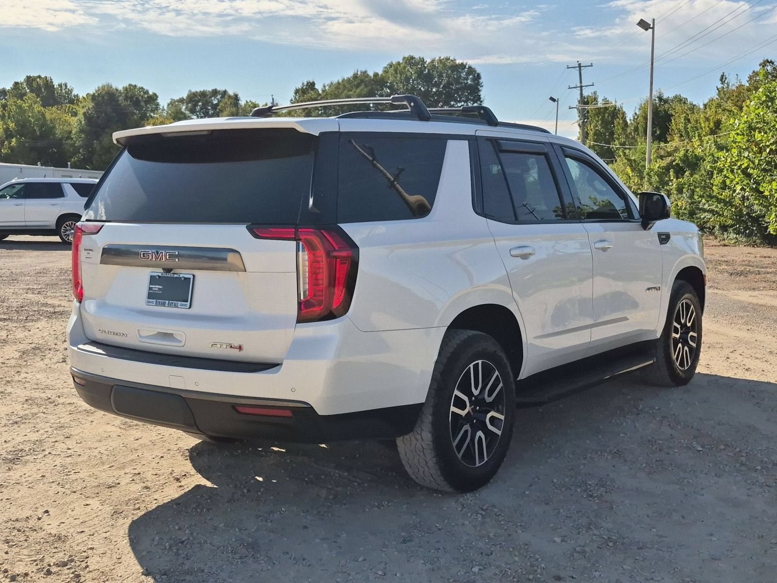 Used 2023 GMC Yukon AT4 w/ Technology Package AWD/4WD image 6