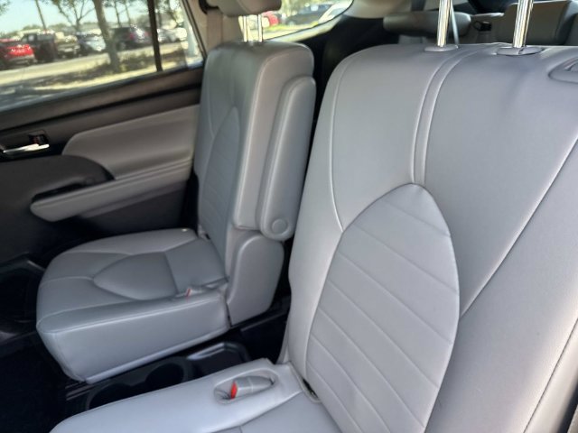 Used 2021 Toyota Highlander XLE FWD image 14