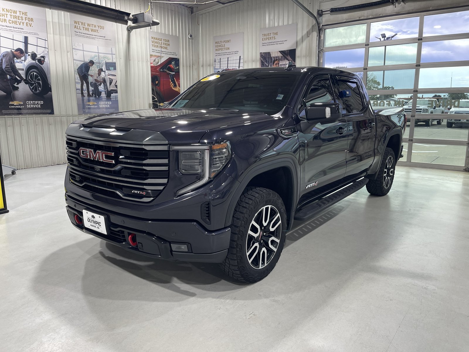 Used 2024 GMC Sierra 1500 AT4 w/ Technology Package AWD/4WD image 4