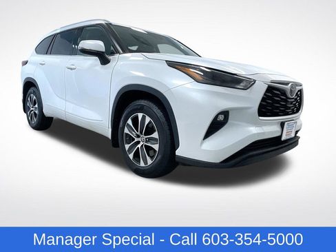 Used 2022 Toyota Highlander XLE AWD/4WD image 1