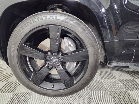 Used 2025 Land Rover Defender 130 X-Dynamic SE image 10