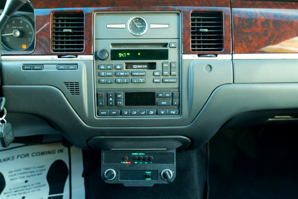 Used 2008 Lincoln Town Car Executive RWD image 55