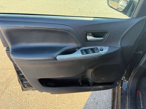 Used 2017 Toyota Sienna SE FWD image 14