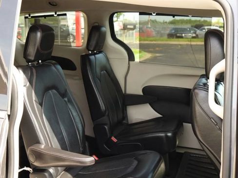 Used 2018 Chrysler Pacifica Touring-L FWD image 51