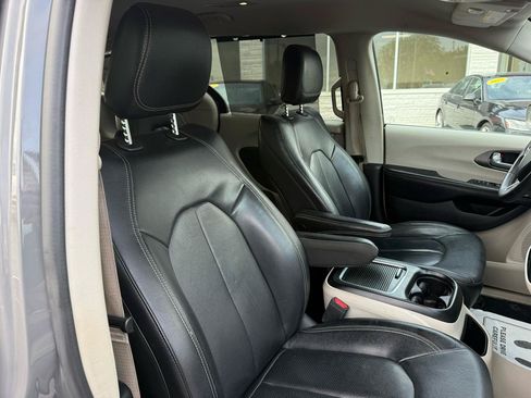 Used 2022 Chrysler Pacifica Touring-L FWD image 15
