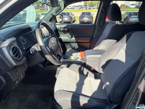 Used 2021 Toyota Tacoma TRD Sport AWD/4WD image 3