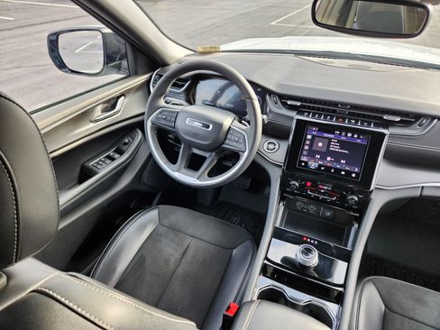 Used 2023 Jeep Grand Cherokee L Laredo image 15