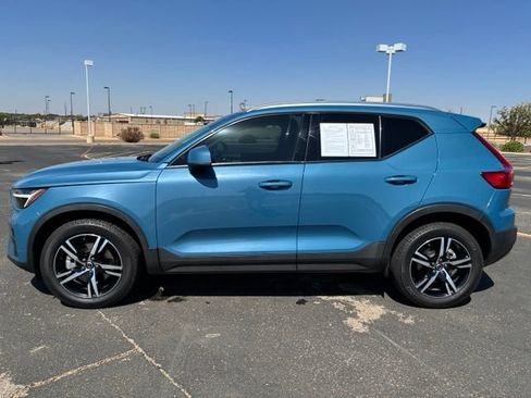 Used 2023 Volvo XC40 B4 Core w/ Convenience Package FWD image 3