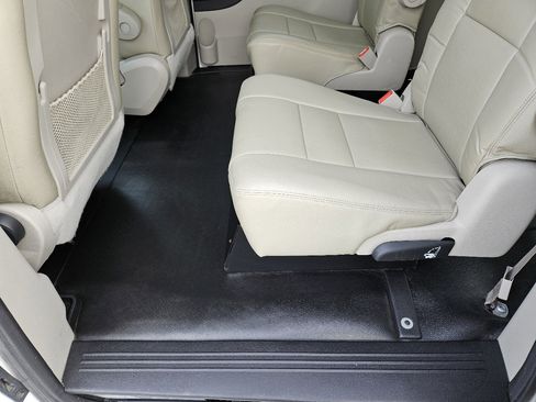 Used 2018 Dodge Grand Caravan SE image 27