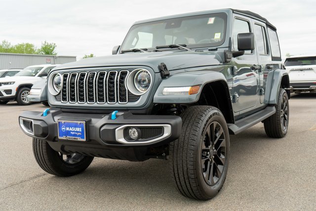 Used 2024 Jeep Wrangler Unlimited Sahara w/ Technology Group AWD/4WD image 2