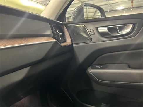 Certified 2022 Volvo XC60 B5 Momentum w/ Climate Package image 22