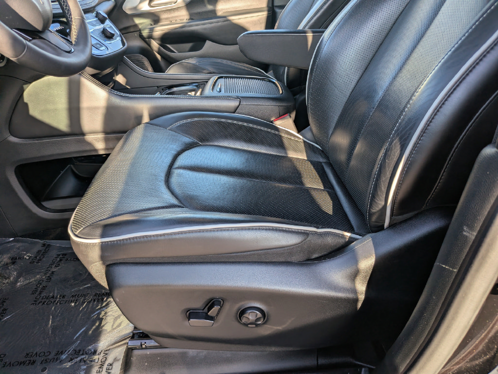 Used 2025 Chrysler Pacifica Limited FWD image 22