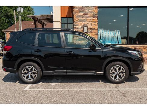 Used 2023 Subaru Forester Premium AWD/4WD image 2