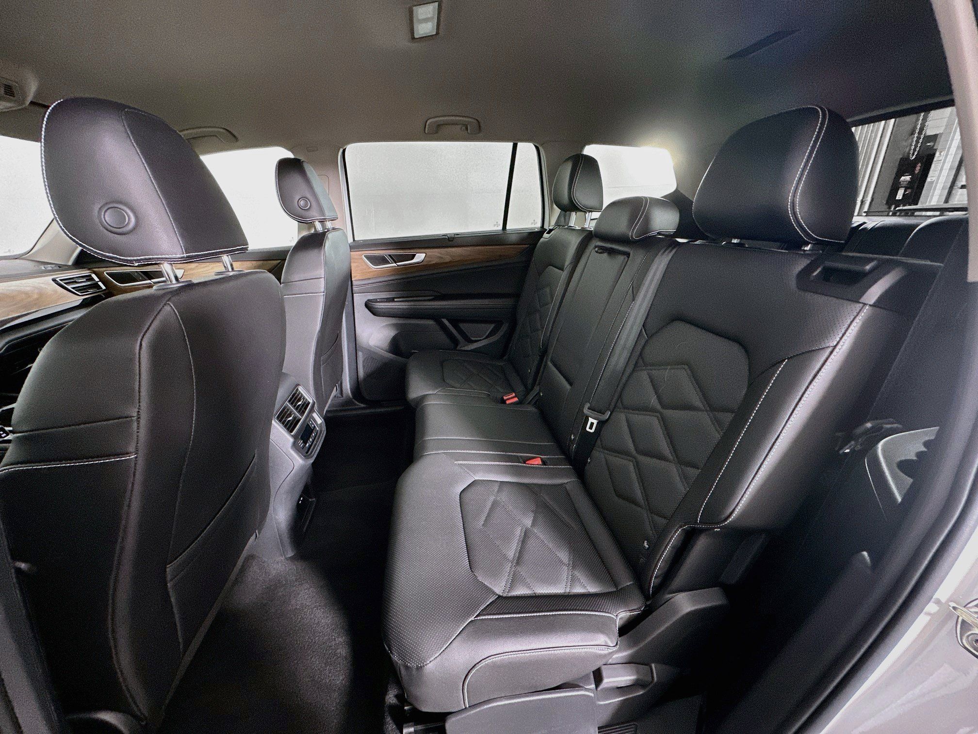 Used 2025 Volkswagen Atlas SE FWD image 28