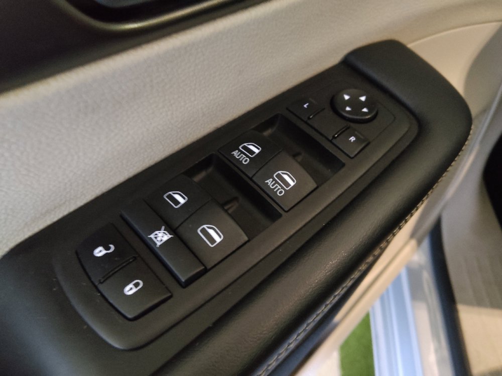 Used 2024 Chrysler Pacifica Touring-L FWD image 27