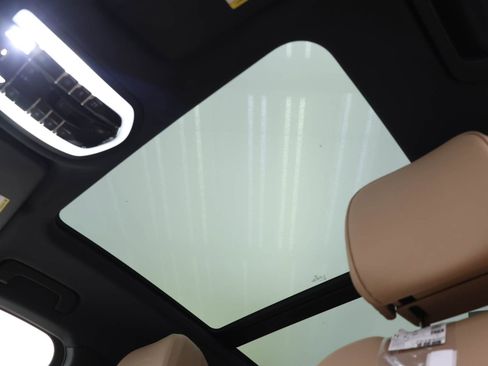 Used 2025 Porsche Macan image 13