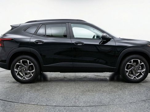 Used 2025 Chevrolet Trax LT image 11