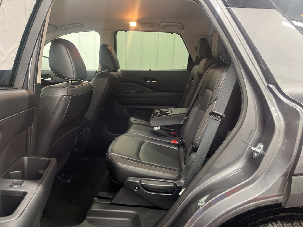 Used 2025 Nissan Pathfinder SL AWD/4WD image 15