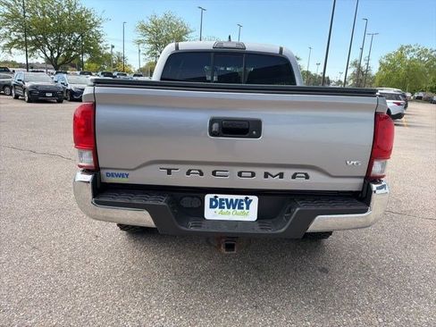 Used 2016 Toyota Tacoma TRD Off-Road AWD/4WD image 4