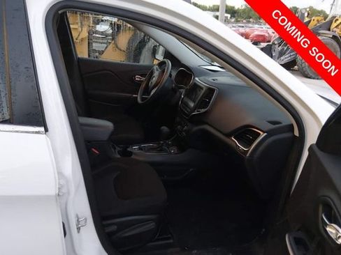 Used 2019 Jeep Cherokee Latitude w/ Popular Appearance Group AWD/4WD image 5