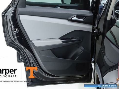 Used 2023 Volkswagen Taos SE w/ Panoramic Sunroof Package FWD image 17