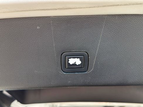 Used 2020 Chevrolet Traverse LT image 20