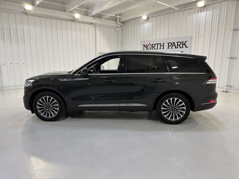 Used 2023 Lincoln Aviator Reserve w/ Equipment Group 201A image 2
