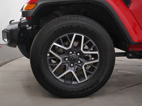 Used 2025 Jeep Wrangler Sahara image 30