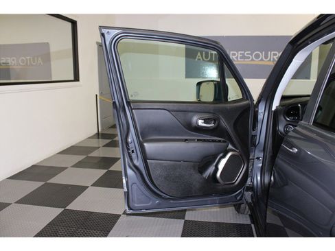 Used 2023 Jeep Renegade Latitude image 11