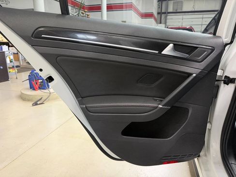 Used 2015 Volkswagen Golf 4-Door FWD image 13