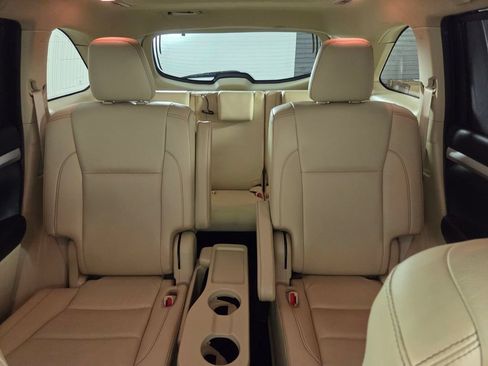 Used 2019 Toyota Highlander XLE FWD image 22