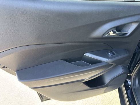 Used 2025 Chevrolet Trax RS w/ Sunroof Package FWD image 23
