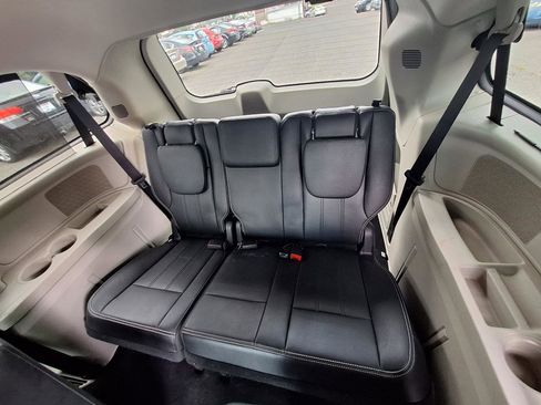 Used 2015 Chrysler Town & Country Touring-L w/ Driver Convenience Group FWD image 27