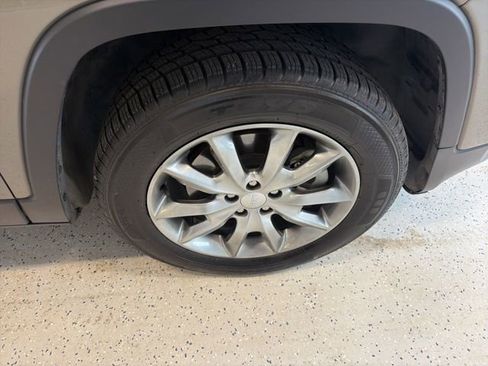 Used 2018 Jeep Cherokee Limited w/ Luxury Group AWD/4WD image 9