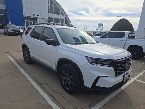 Used 2025 Honda Pilot Sport image 2