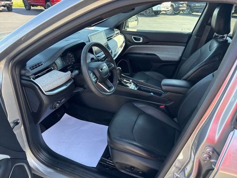 Used 2023 Jeep Compass Latitude w/ Sun and Sound Group AWD/4WD image 10