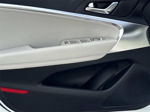 Used 2025 Genesis G70 2.5T image 21