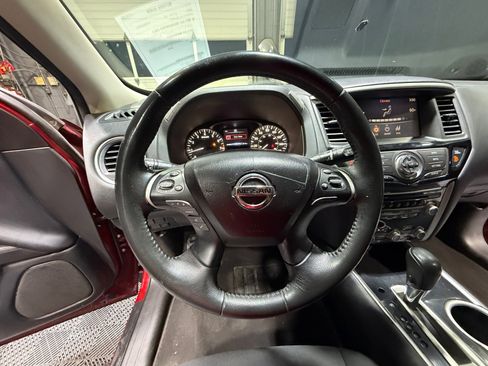 Used 2019 Nissan Pathfinder SV image 9
