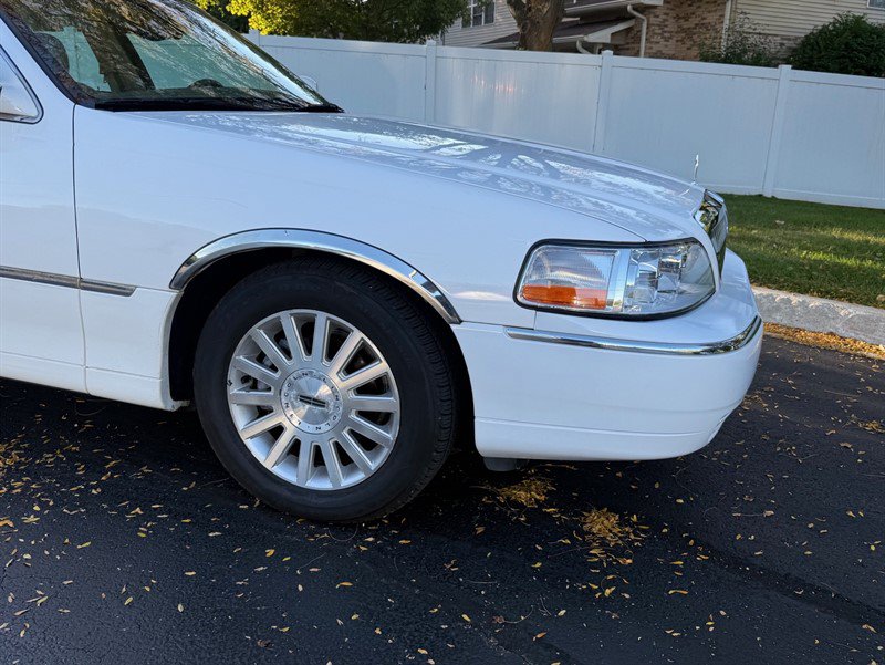 Used 2004 Lincoln Town Car Signature RWD image 32