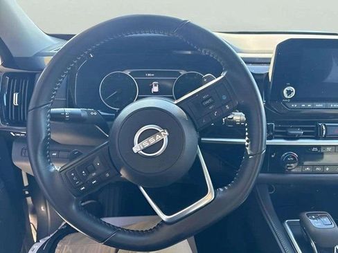 Used 2025 Nissan Pathfinder SV image 11