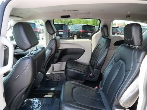 Used 2023 Chrysler Pacifica Touring-L FWD image 8